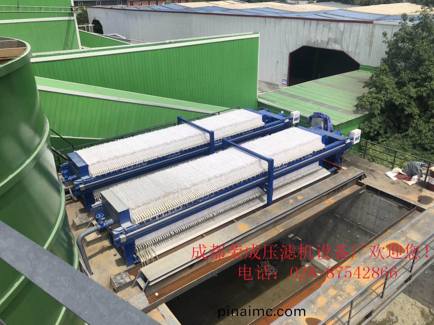 成都(dou)4環(huan)內唯一砂石(shi)料(liao)生(sheng)産(chan)線(xian)500㎡卸(xie)弔(diao)現(xian)場(chang)